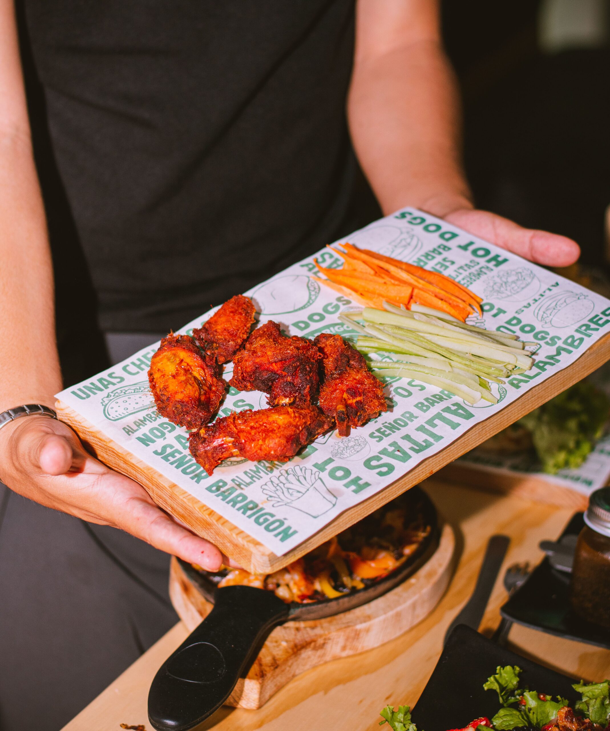 alitas de pollo con papel grado alimenticio